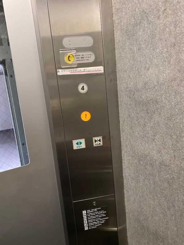 エレベーター内