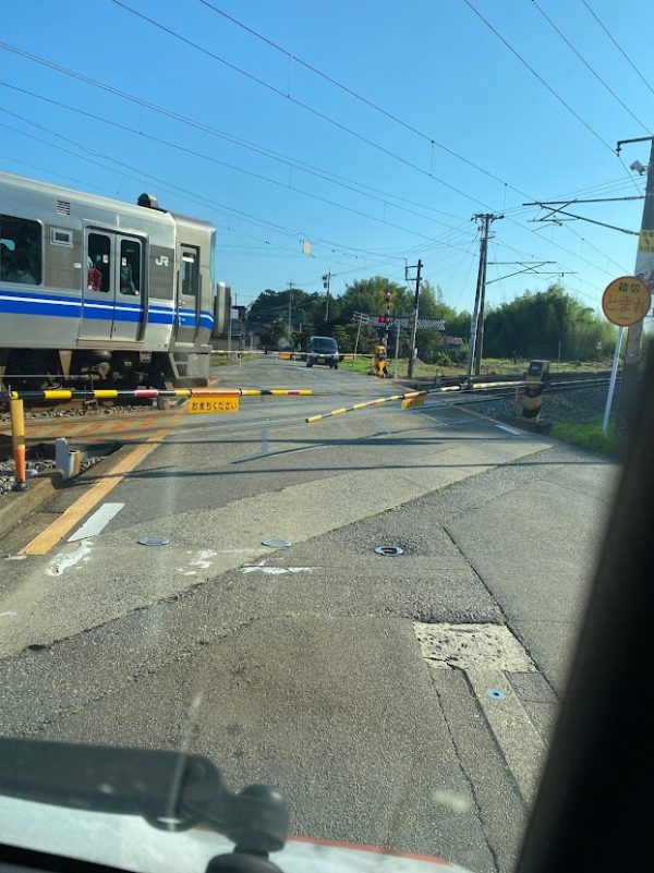 帰路の間の最初の踏切